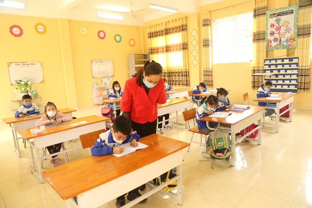 Giờ học của học sinh lớp 1, Trường Tiểu học xã Sơn Hà số 2 (Bảo Thắng).