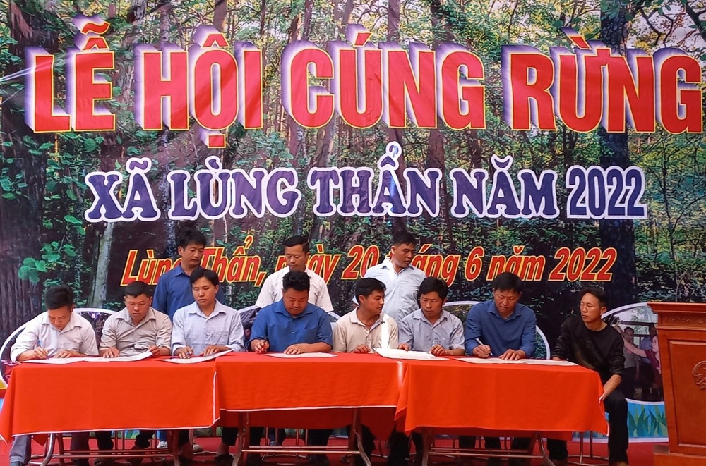 Đại diện các hộ dân ký cam kết bảo vệ rừng.