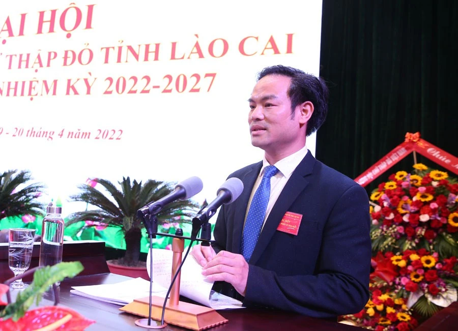 Ông Nguyễn Thành Long, Chủ tịch Hội Chữ thập đỏ Ban Tuyên giáo Tỉnh ủy tham luận tại Đại hội.