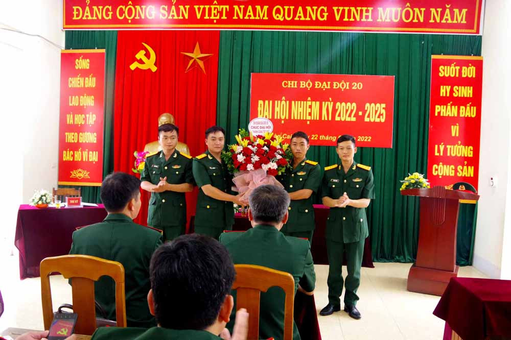 Tặng hoa chúc mừng cấp ủy chi bộ nhiệm kỳ 2022 - 2025.