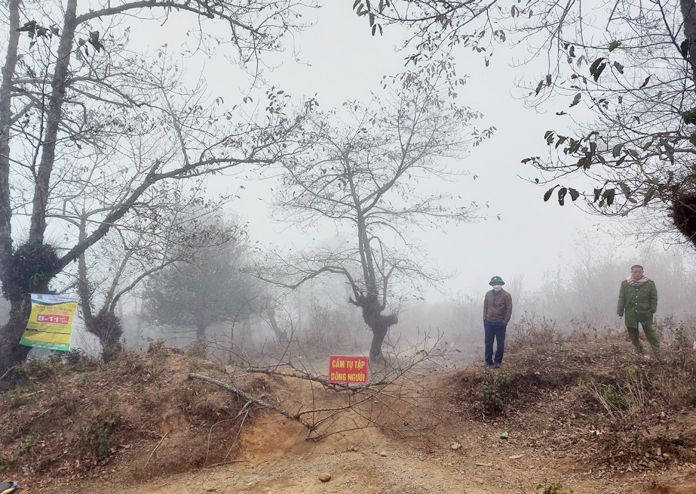 Hai ngày qua, Y Tý chìm trong sương mù, nhưng hoa đào bung nở rực rỡ và khung cảnh mờ ảo vẫn hấp dẫn du khách đến với vùng đất này. Nhiều đoàn du khách từ các tỉnh miền xuôi lên Y Tý du lịch, thích thú dừng xe bên đường để trải nghiệm cảnh mây bay. Các bạn trẻ chụp ảnh lưu niệm trong những ngày đầu xuân tại Y Tý. Nhiều homestay ở Y Tý đã chật kín du khách trong ngày mùng 4 Tết. Dịp tết Nguyên đán cũng là thời điểm nhiều bạn trẻ, gia đình đồng bào Mông đến “sân bay” Phìn Hồ chơi Tết, du xuân. Do tình hình dịch bệnh Covid -19 diễn biến phức tạp, nên chính quyền xã Y Tý cắm biển không tụ tập đông người và cử lực lượng công an, dân quân trực tại các lối vào “sân bay” Phìn Hồ. Du khách lên Y Tý thích thú chụp ảnh cùng những cô sơn nữ Hà Nhì trang phục rực rỡ. Đón Tết và du xuân ở "thiên đường mây" Y Tý để lại nhiều kỷ niệm đẹp với du khách bốn phương.