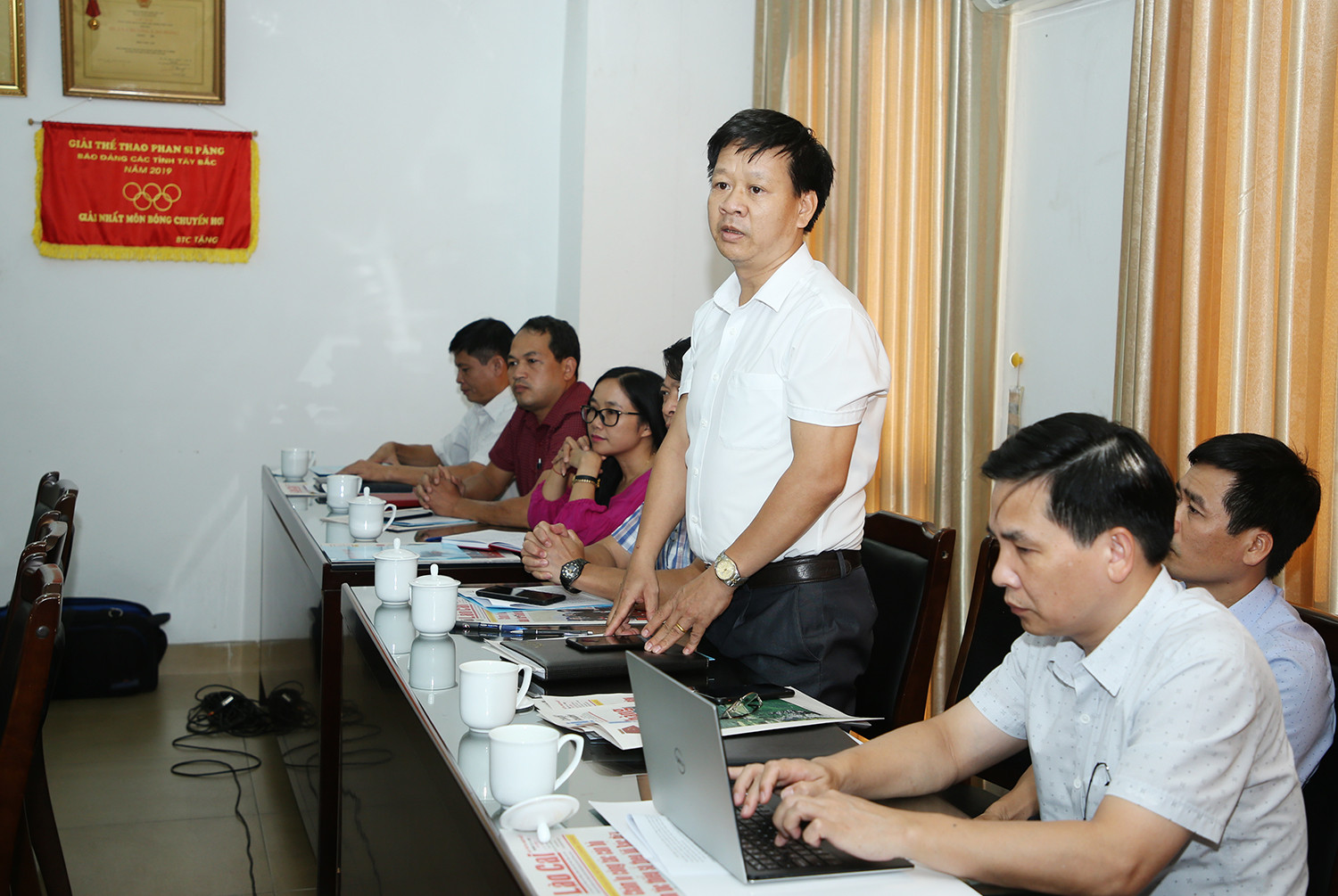 Phóng viên Báo Lào Cai bày tỏ mong muốn tại buổi làm việc.