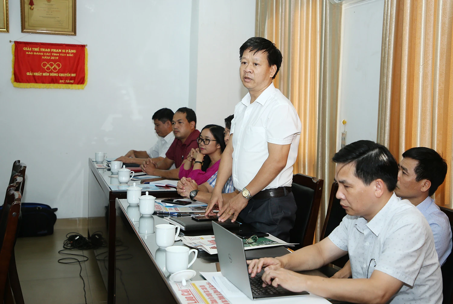 Phóng viên Báo Lào Cai bày tỏ mong muốn tại buổi làm việc. Phóng viên Báo Lào Cai bày tỏ mong muốn tại buổi làm việc.