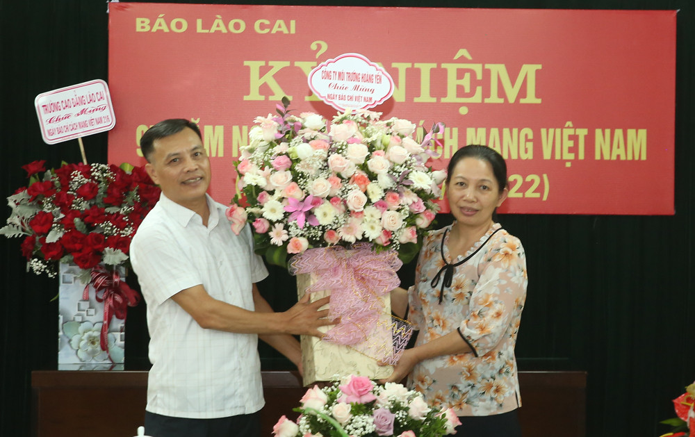 Các cơ quan, đơn vị, địa phương chúc mừng Báo Lào Cai nhân 97 năm Ngày Báo chí cách mạng Việt Nam ảnh 43