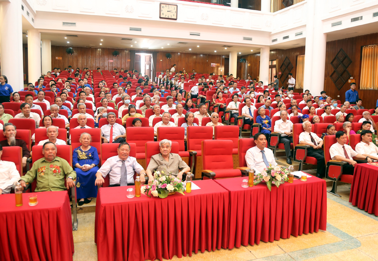 Phó Bí thư Tỉnh ủy Hoàng Giang dự lễ trao tặng Huy hiệu Đảng đợt 2/9 cho 93 đảng viên tại Thành ủy Lào Cai ảnh 2