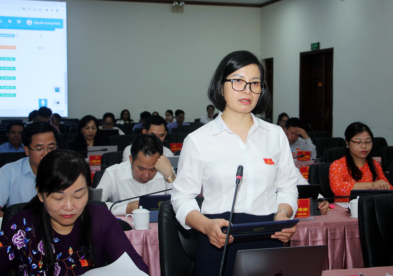 Kỳ họp thứ 6 HĐND tỉnh khóa XVI: Sôi nổi thảo luận, chất vấn, giải trình tại hội trường ảnh 7