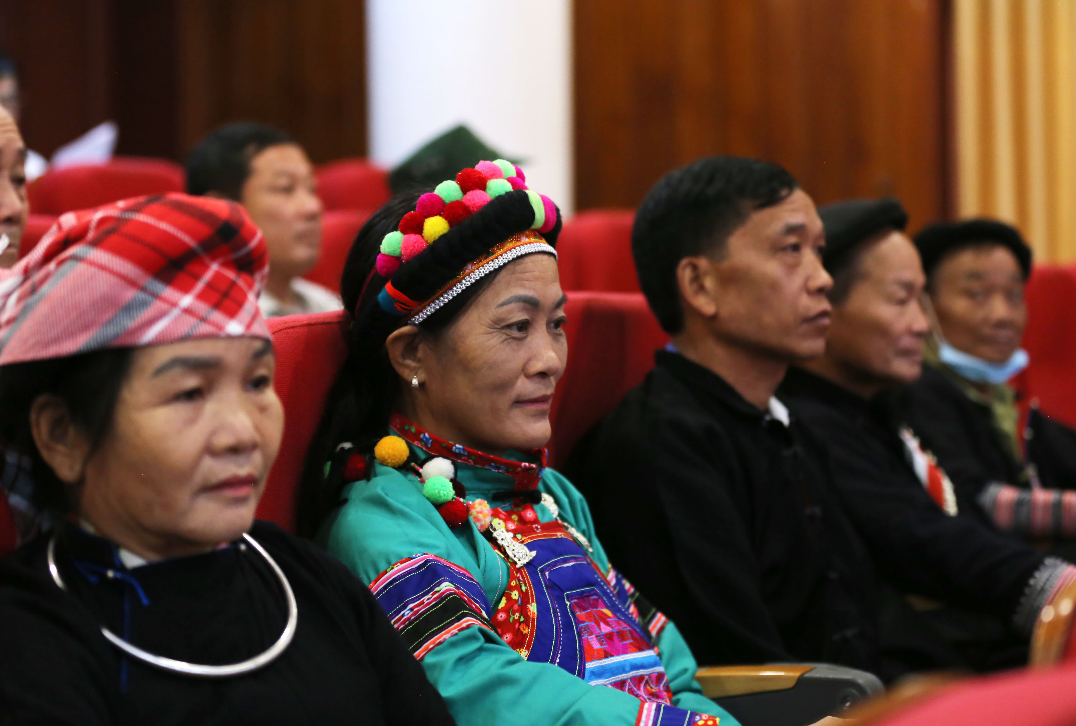 Đoàn đại biểu Quốc hội tỉnh tiếp xúc với người có uy tín trong đồng bào dân tộc thiểu số ảnh 4