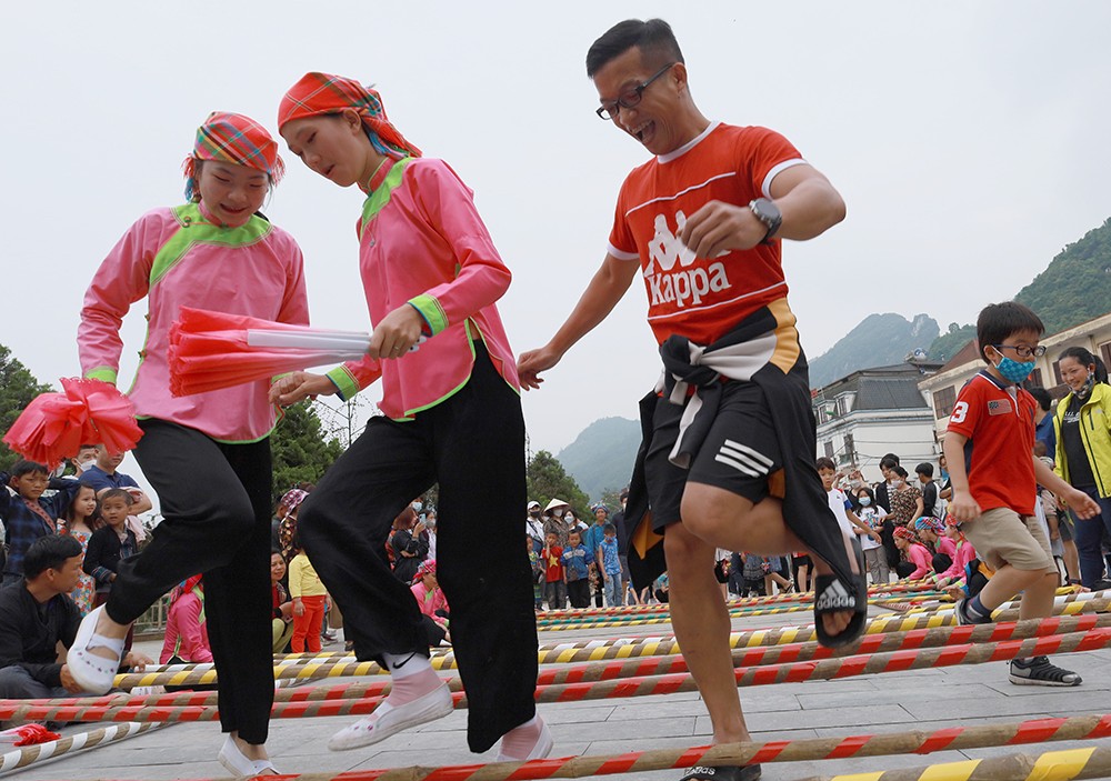 Múa trống là tiết mục mới của người Dao đỏ. Phân cảnh đi chợ phiên, bắt vợ của đồng bào dân tộc Mông đã để lại ấn tượng rất tốt với du khách. Du khách tập trung theo dõi các tiết mục biểu diễn. Nhiều du khách quốc tế hòa vào dòng người tham gia Carnaval đường phố Sa Pa. Du khách thích thú nhảy sạp cùng người dân bản địa.