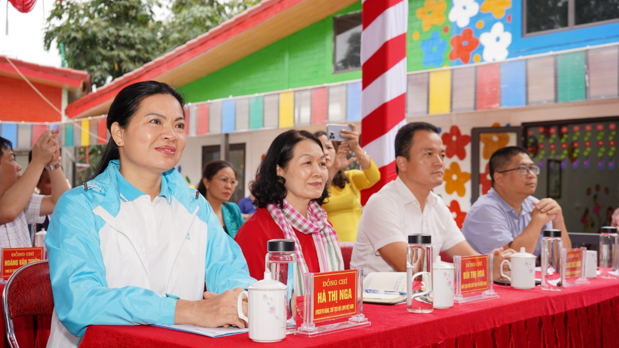Đồng chí Hà Thị Nga, Chủ tịch Hội LHPN Việt Nam dự lễ khánh thành điểm Trường Mầm non Ngải Phóng Chồ ảnh 1