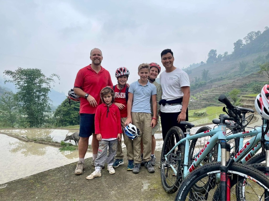 Anh Nguyễn Văn Giới và những đoàn khách quốc tế đầu tiên sau đại dịch. Anh Nguyễn Văn Giới và những đoàn khách quốc tế đầu tiên sau đại dịch.