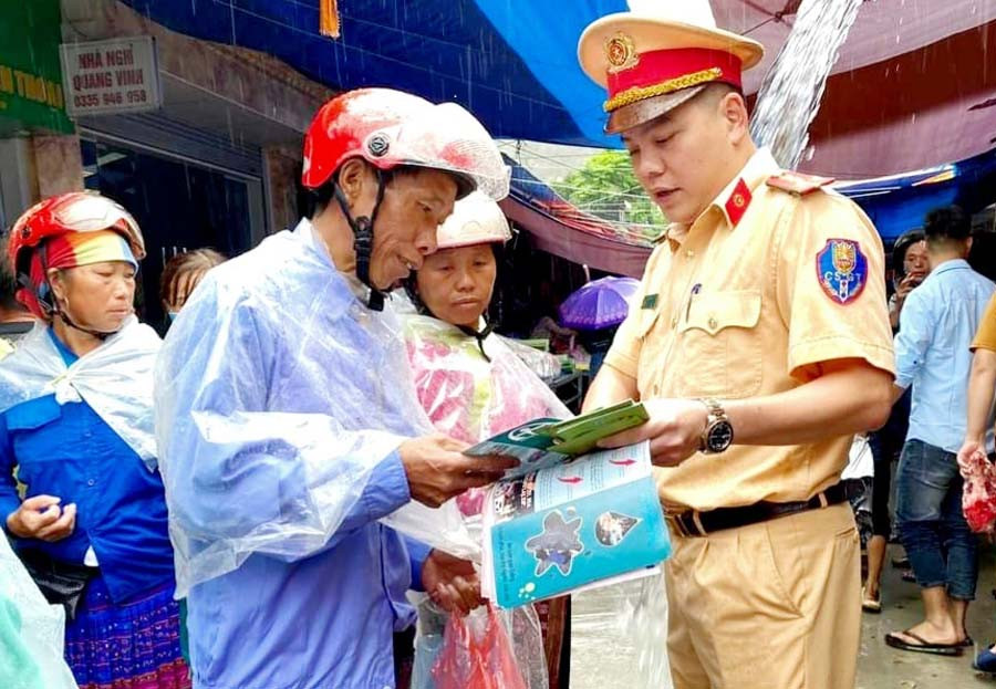 Cán bộ cảnh sát giao thông tuyên truyền cho người dân về phòng, chống tai nạn giao thông do uống rượu, bia.