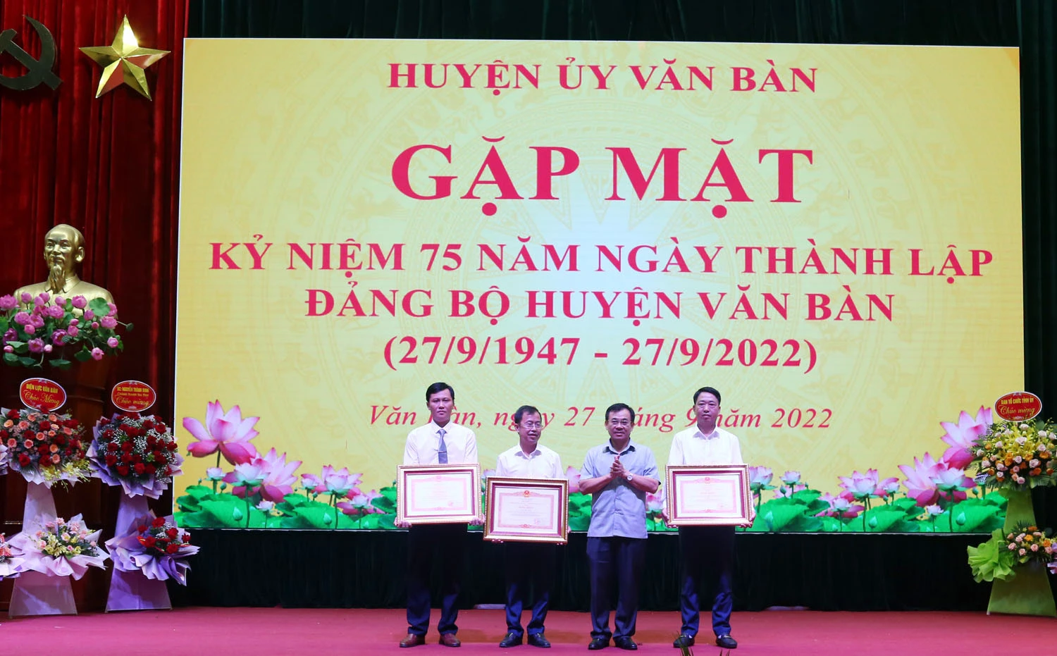 Văn Bàn gặp mặt kỷ niệm 75 năm ngày thành lập Đảng bộ huyện ảnh 6