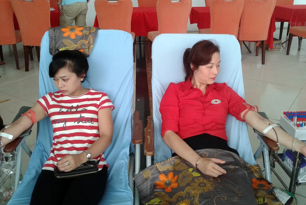 Chị Hoàng Thị Hồng (phải ảnh) đã có 19 lần hiến máu tình nguyện. Chị Hoàng Thị Hồng (phải ảnh) đã có 19 lần hiến máu tình nguyện.