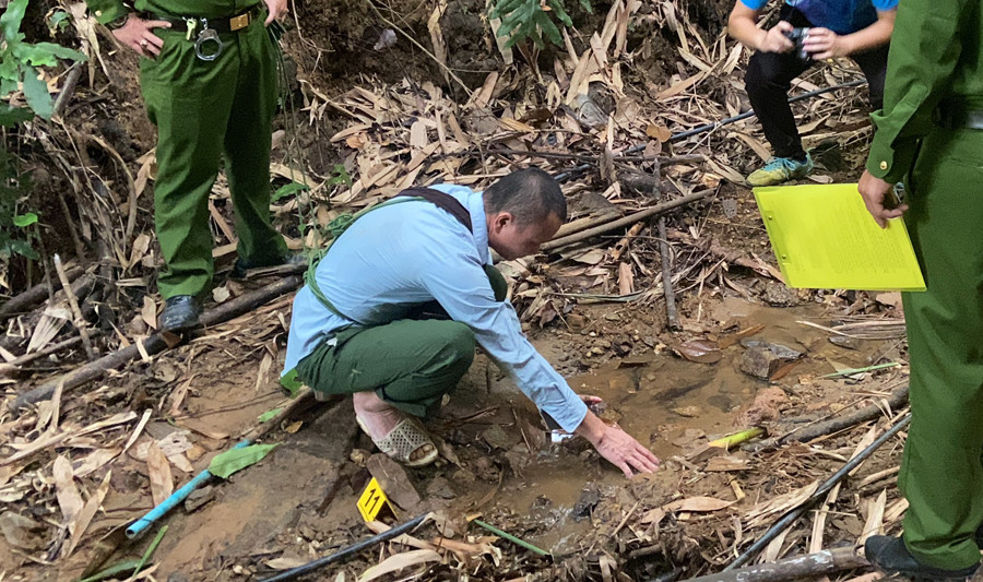 Đối tượng Đặng Tài Chu thực hiện lại hành vi vùi lấp chai thuốc trừ cỏ. Đối tượng Đặng Tài Chu thực hiện lại hành vi vùi lấp chai thuốc trừ cỏ.