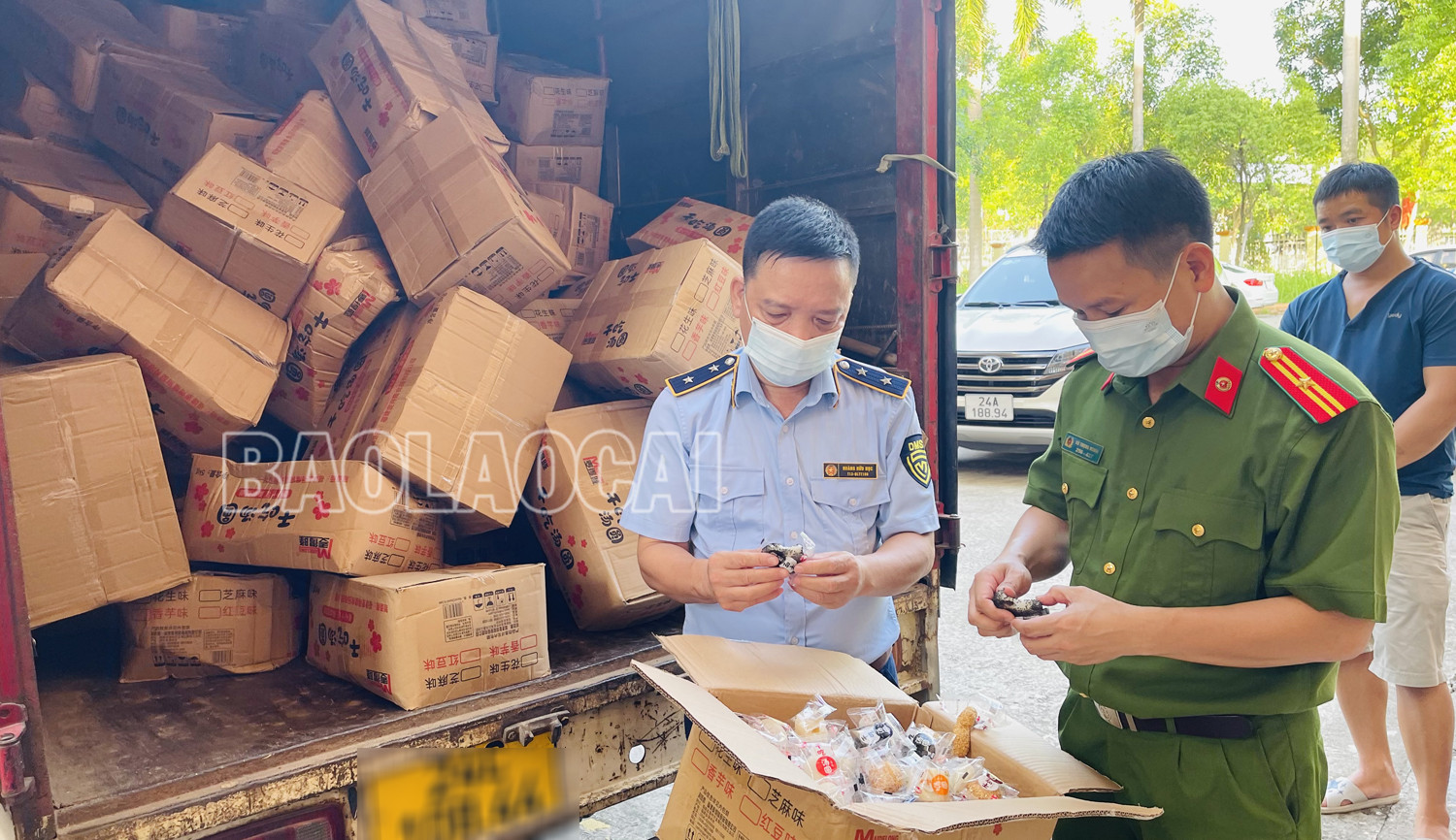 Lực lượng chức năng kiểm tra lô hàng không rõ nguồn gốc.