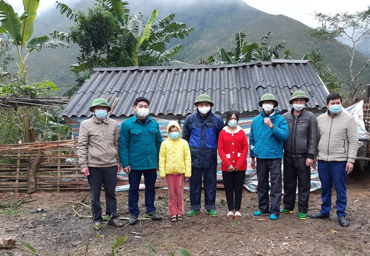 UBND xã Nậm Xé mua bạt hỗ trợ hộ dân quây quanh chuồng bảo vệ gia súc.