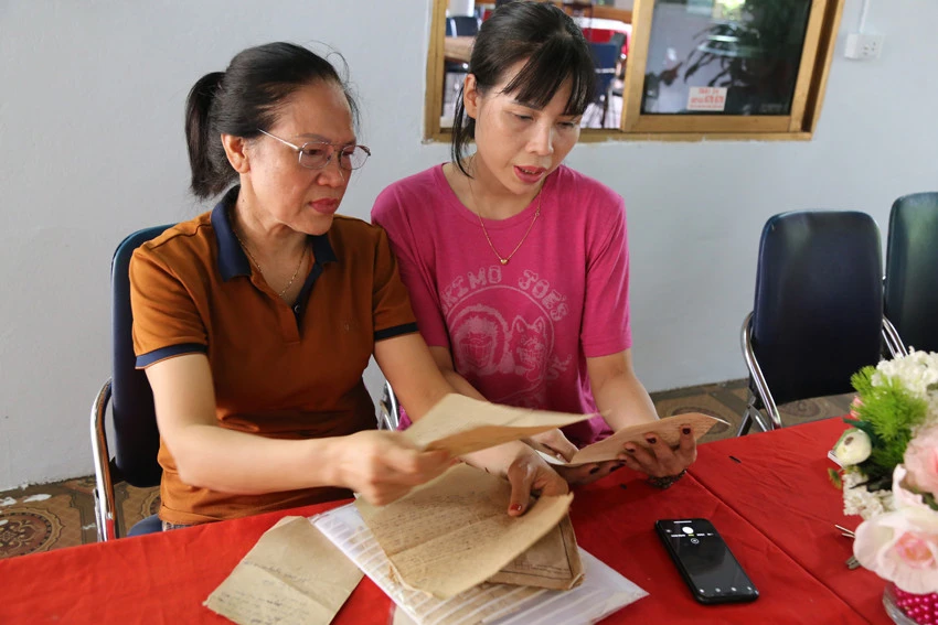 Bà Mừng và con gái xúc động khi đọc lại những dòng thư từ chiến trường năm xưa.