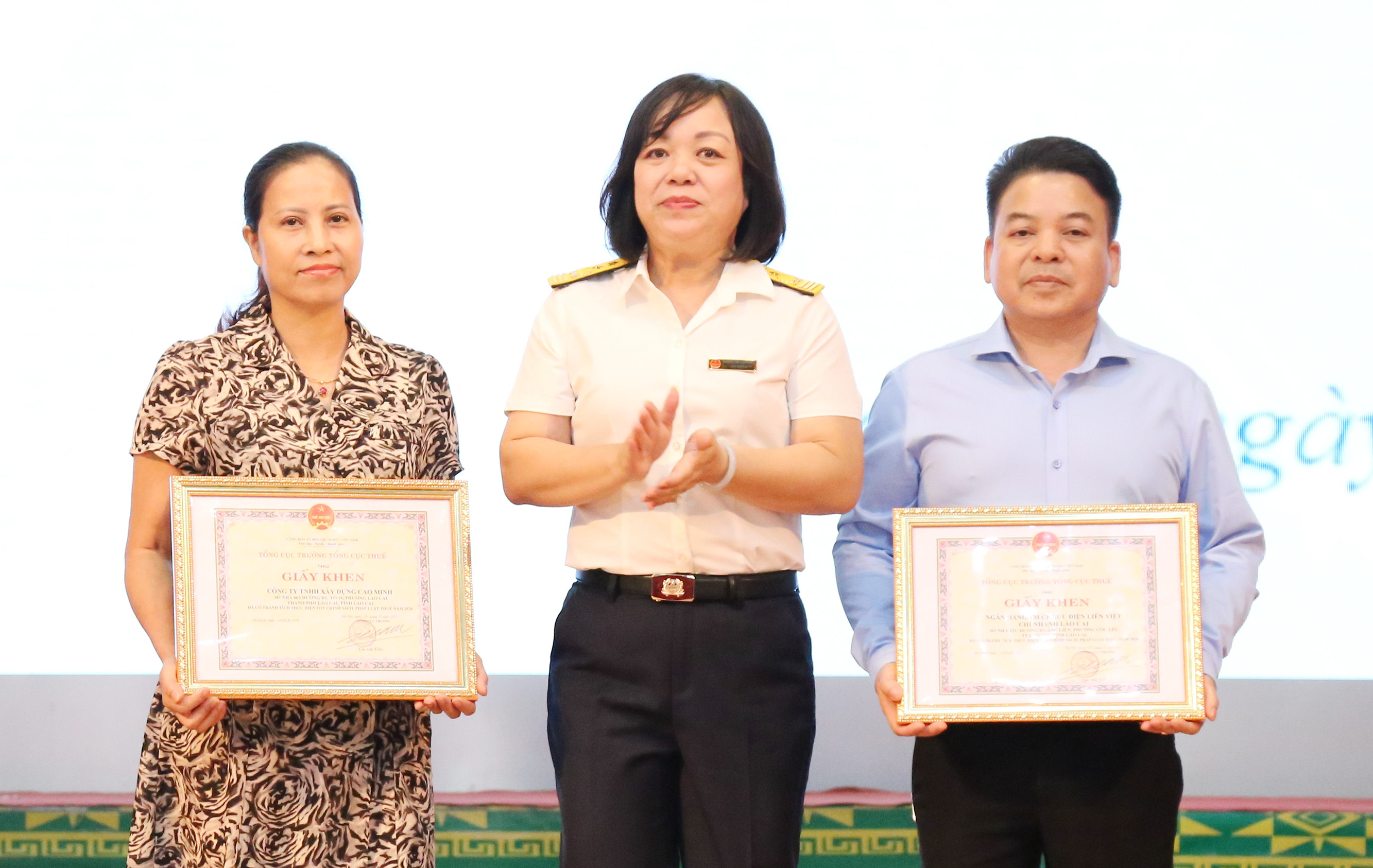 Trao Bằng khen của Bộ Tài chính cho Công ty TNHH Phốt pho vàng Việt Nam. Trao Giấy khen của Tổng cục Thuế cho Công ty TNHH Cao Minh, Ngân hàng Thương mại Cổ phần Liên Việt Chi nhánh Lào Cai. Trao Giấy khen của Cục Thuế tỉnh Lào Cai cho 21 doanh nghiệp. Trao Giấy khen của Cục Thuế tỉnh Lào Cai cho 8 hộ kinh doanh tiêu biểu. Trao Bằng khen của Bộ Tài chính cho Công ty TNHH Phốt pho vàng Việt Nam. Trao Giấy khen của Tổng cục Thuế cho Công ty TNHH Cao Minh, Ngân hàng Thương mại Cổ phần Liên Việt Chi nhánh Lào Cai. Trao Giấy khen của Cục Thuế tỉnh Lào Cai cho 21 doanh nghiệp. Trao Giấy khen của Cục Thuế tỉnh Lào Cai cho 8 hộ kinh doanh tiêu biểu.