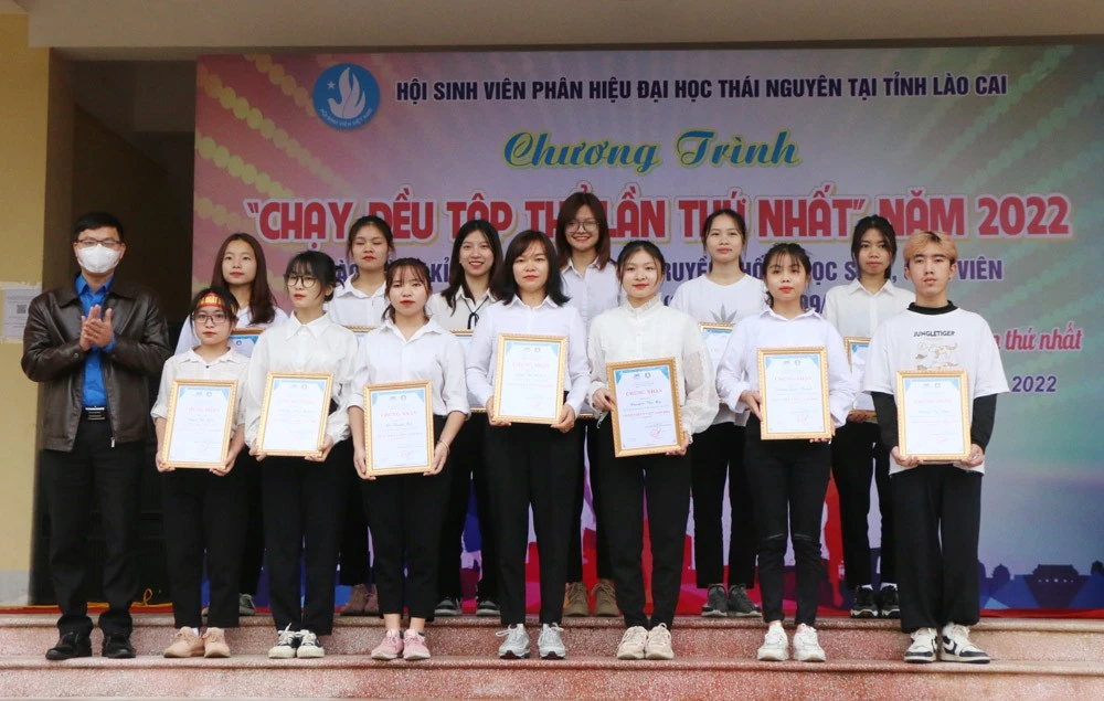 Hơn 1.000 sinh viên Phân hiệu Đại học Thái Nguyên tại Lào Cai tham gia chạy đều tập thể ảnh 2