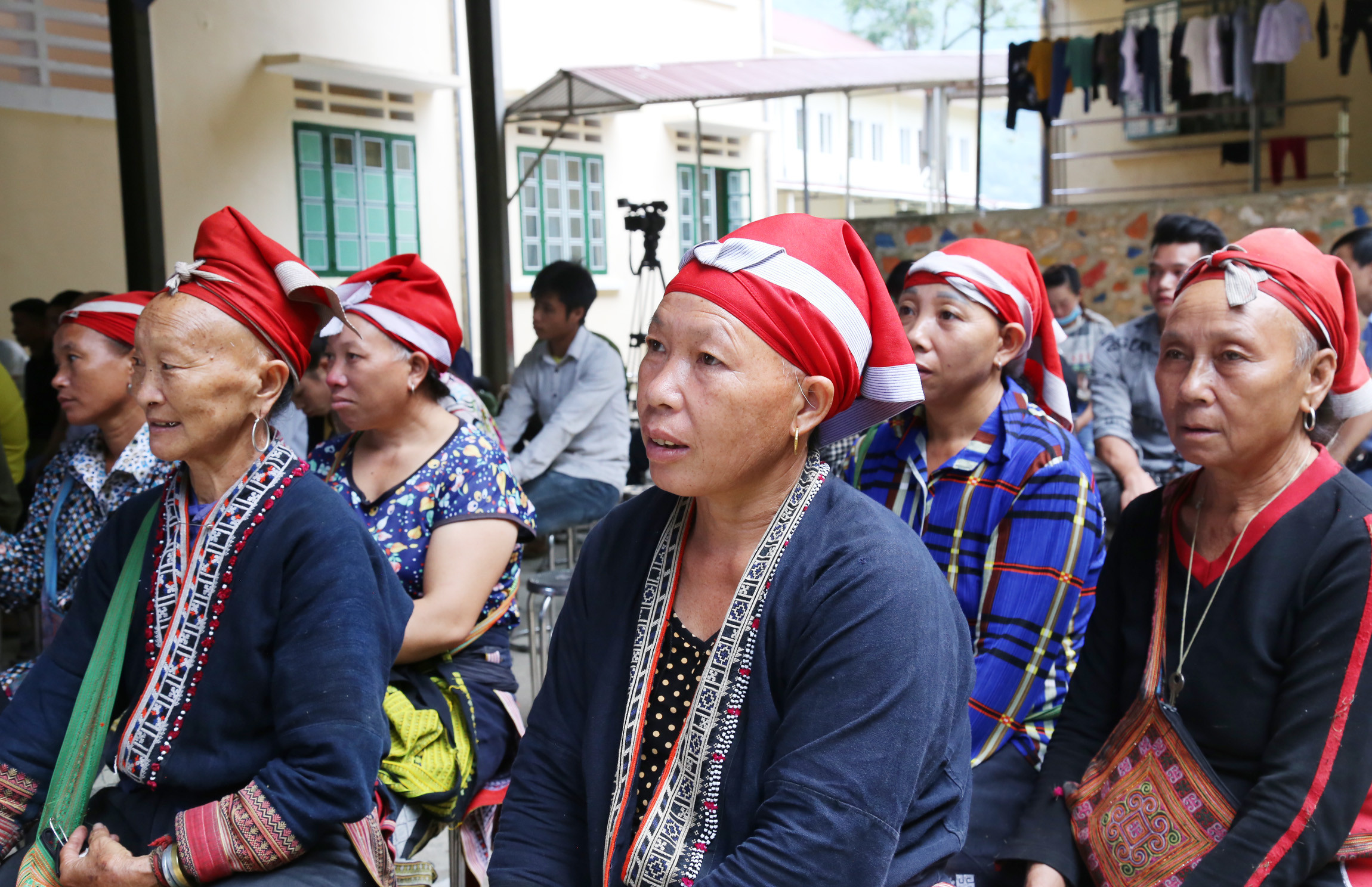 Gần 100 hộ dân vùng cao Tả Phời tham gia đối thoại chính sách phát triển lâm nghiệp ảnh 2