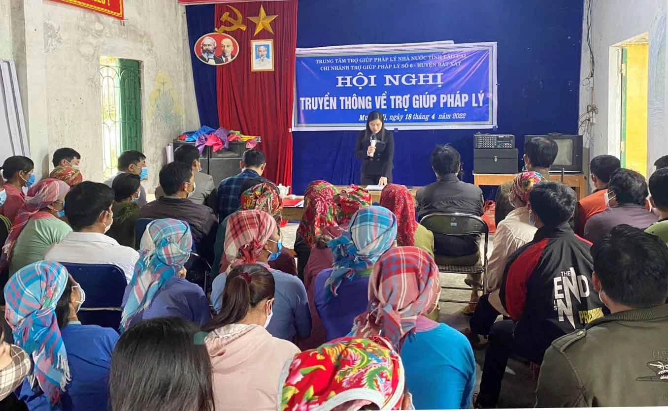 Bà con xã Mường Vi trong buổi truyền thông của Chi nhánh Trợ giúp pháp lý số 6 huyện Bát Xát.