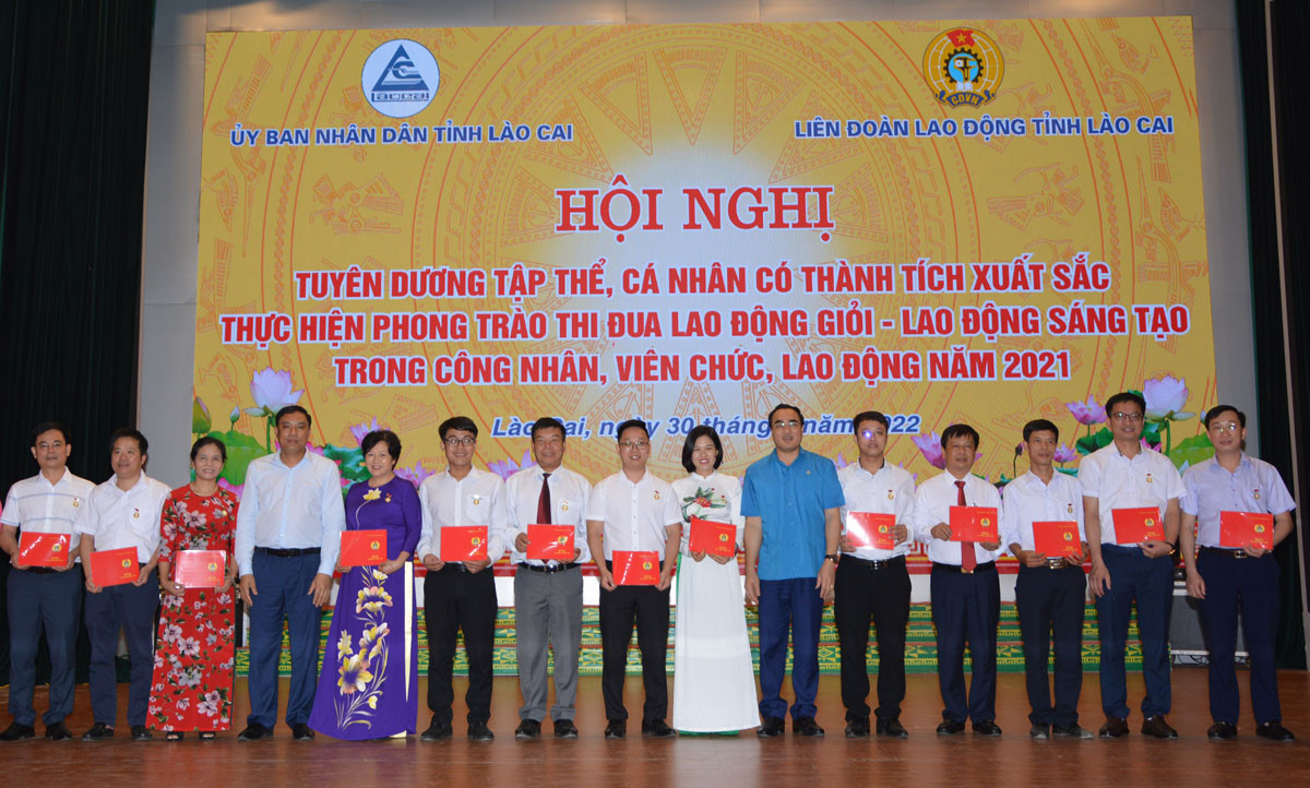 Tặng Bằng "Lao động sáng tạo" cho các cá nhân.