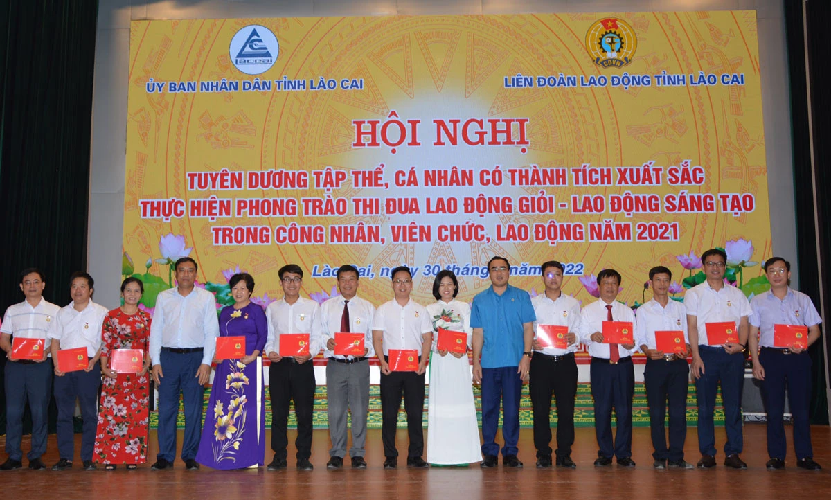 Tặng Bằng "Lao động sáng tạo" cho các cá nhân. Tặng Bằng "Lao động sáng tạo" cho các cá nhân.