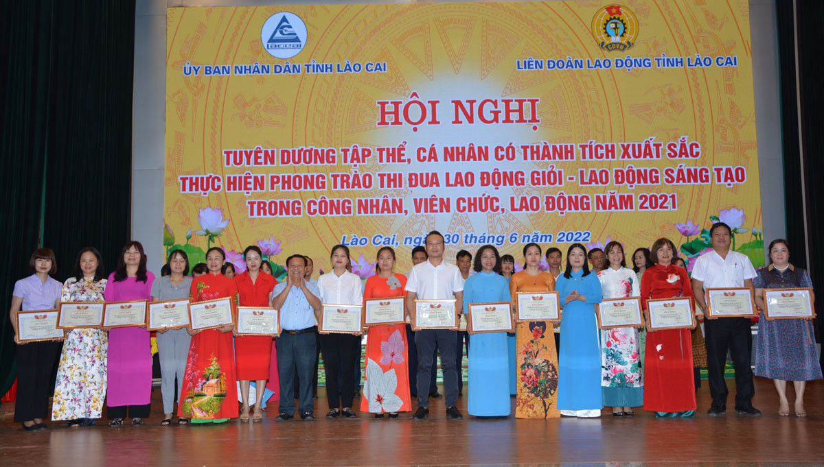 Trao Bằng khen của LĐLĐ tỉnh cho các tập thể.