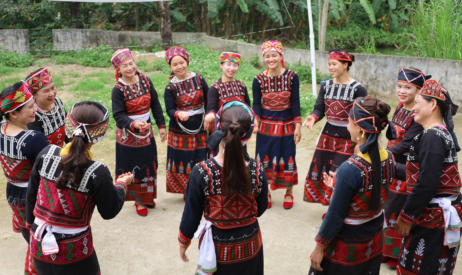 Đội văn nghệ thôn Nhai Thổ 2 bảo tồn những điệu dân vũ. Đội văn nghệ thôn Nhai Thổ 2 bảo tồn những điệu dân vũ.