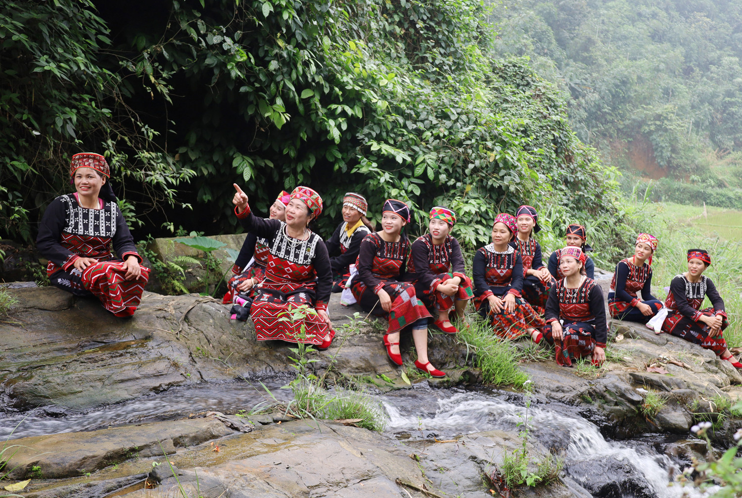 Phụ nữ Xá Phó thôn Nhai Thổ 2 trong trang phục dân tộc.