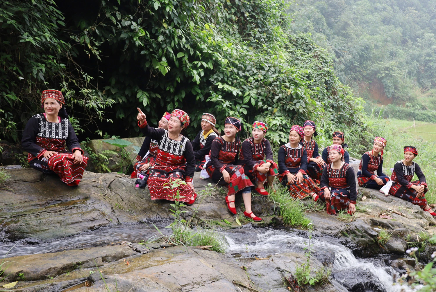 Phụ nữ Xá Phó thôn Nhai Thổ 2 trong trang phục dân tộc. Phụ nữ Xá Phó thôn Nhai Thổ 2 trong trang phục dân tộc.