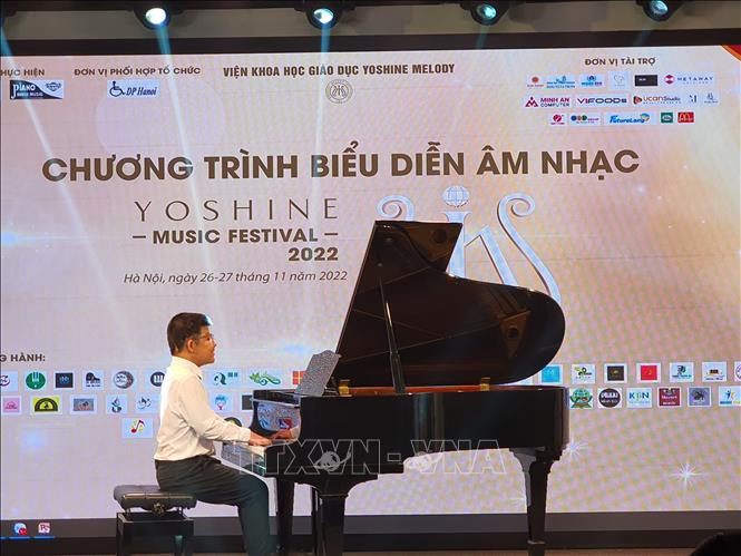 Thí sinh piano jazz Nguyễn Anh Tuấn trình diễn tại lễ khai mạc.