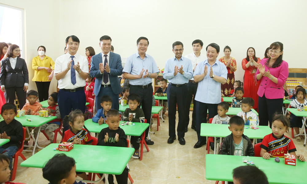 Các đại biểu tham quan phòng lớp học.