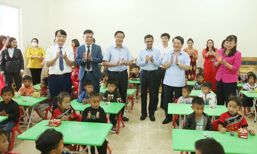 Các đại biểu tham quan phòng lớp học.