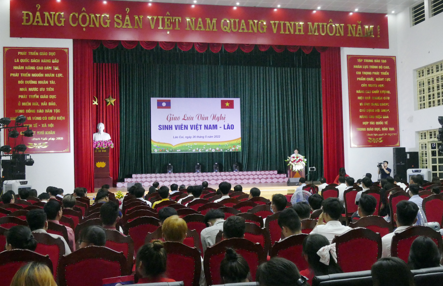 Quang cảnh đêm giao lưu. Quang cảnh đêm giao lưu.