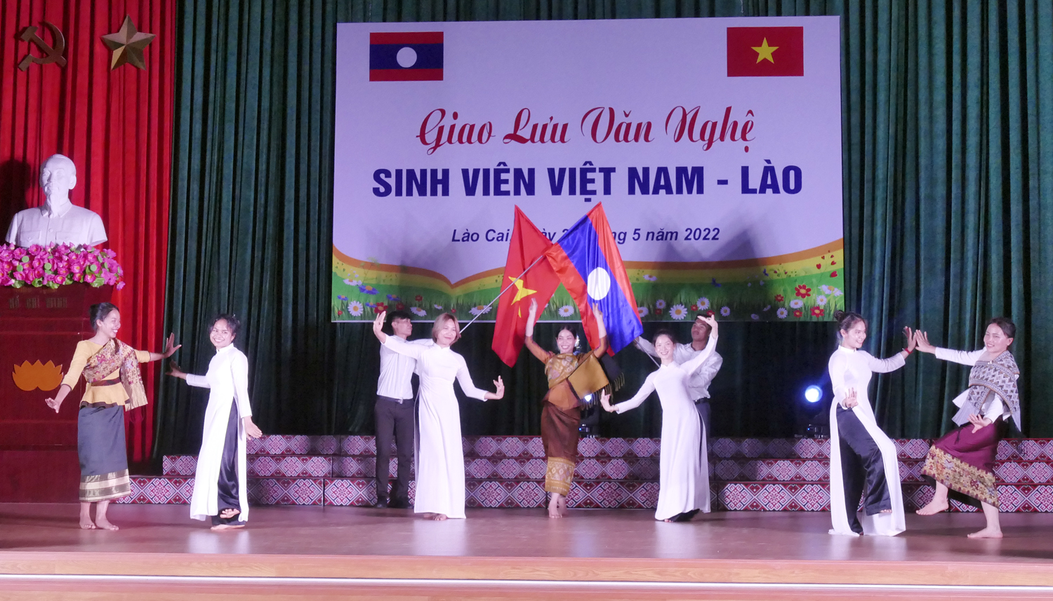 Các tiết mục của du học sinh Lào biểu diễn. Các tiết mục của sinh viên Việt Nam biểu diễn. Tiết mục giao lưu múa sạp giữa sinh viên hai nước Việt – Lào. Các tiết mục của du học sinh Lào biểu diễn. Các tiết mục của sinh viên Việt Nam biểu diễn. Tiết mục giao lưu múa sạp giữa sinh viên hai nước Việt – Lào.