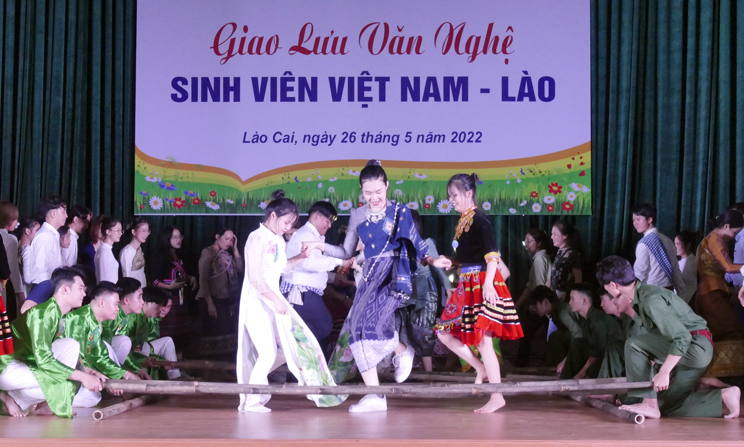 Hấp dẫn Giao lưu văn nghệ sinh viên Việt Nam – Lào ảnh 10 Hấp dẫn Giao lưu văn nghệ sinh viên Việt Nam – Lào ảnh 10