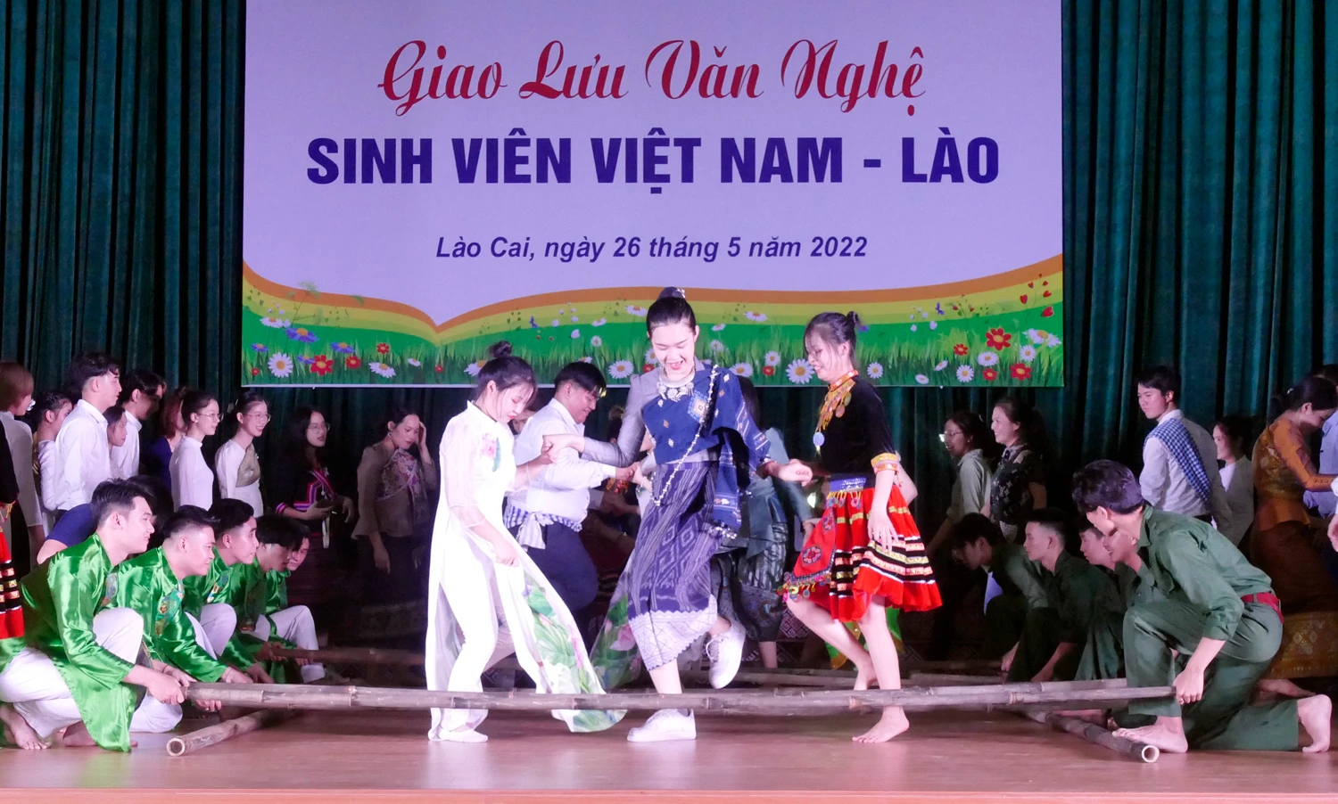 Hấp dẫn Giao lưu văn nghệ sinh viên Việt Nam – Lào ảnh 10