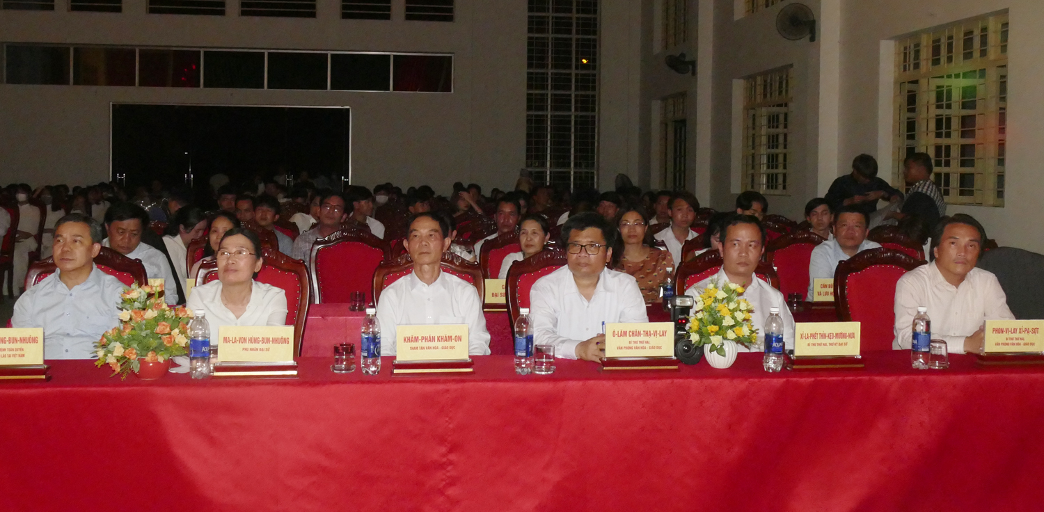 Các đại biểu Lào tham dự đêm giao lưu. Các đại biểu Việt Nam tham dự đêm giao lưu. Các đại biểu Lào tham dự đêm giao lưu. Các đại biểu Việt Nam tham dự đêm giao lưu.