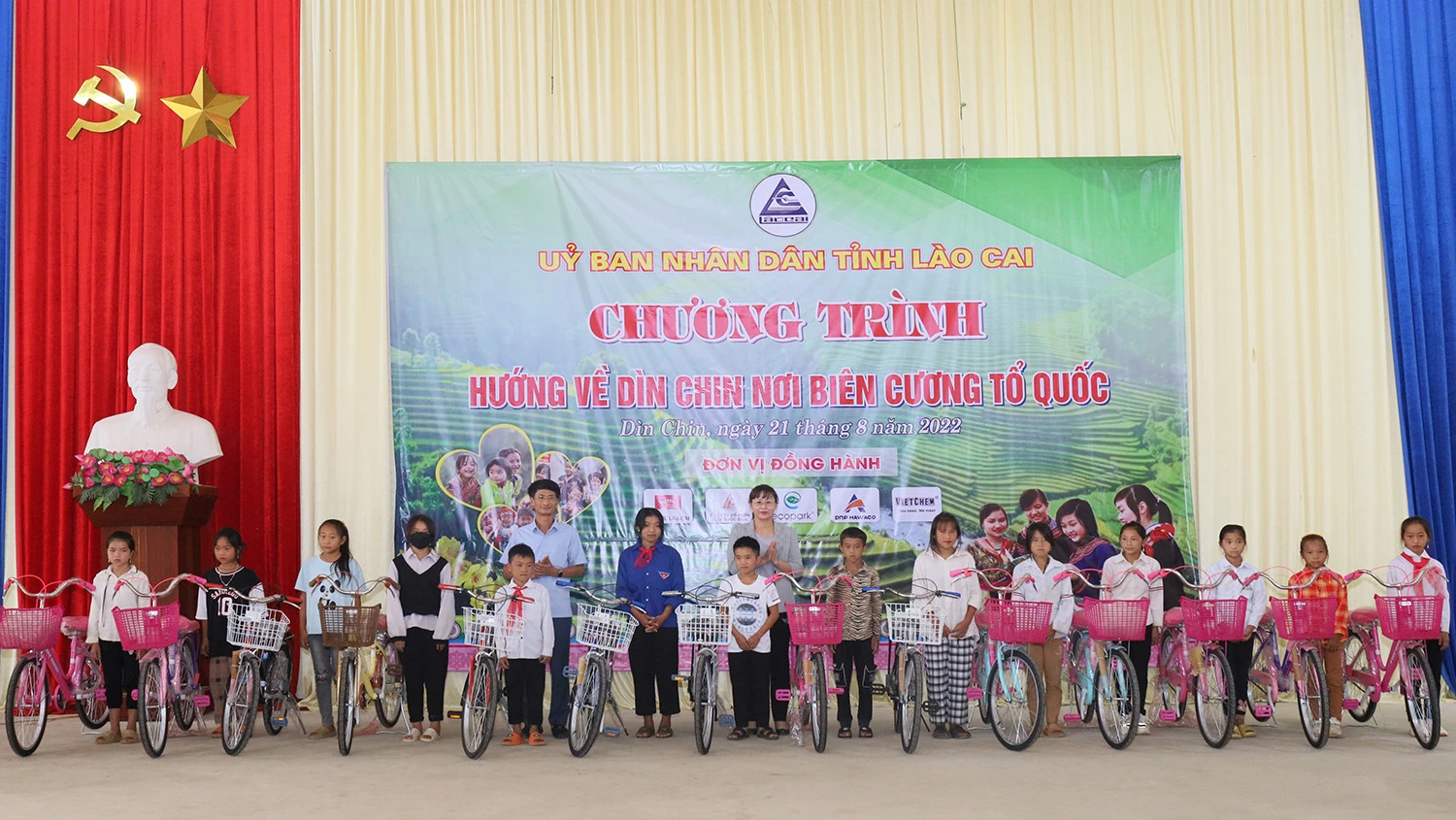 Tặng xe đạp cho học sinh nghèo vượt khó học giỏi. Tặng 18.000 cây quế giống cho người dân các thôn. Tặng 2 bồn inox cho Trường PTDTBT Tiểu học và THCS xã Dìn Chin. Khám bệnh, cấp phát thuốc miễn phí cho người dân. Tặng xe đạp cho học sinh nghèo vượt khó học giỏi. Tặng 18.000 cây quế giống cho người dân các thôn. Tặng 2 bồn inox cho Trường PTDTBT Tiểu học và THCS xã Dìn Chin. Khám bệnh, cấp phát thuốc miễn phí cho người dân.