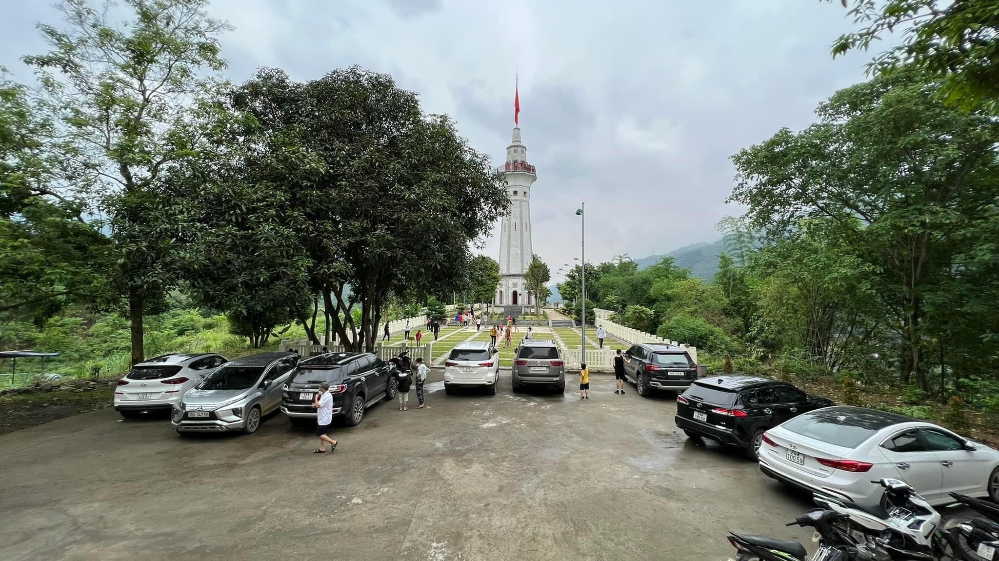 Điểm du lịch Cột cờ Lũng Pô đã đón 1.300 lượt khách tới tham quan.