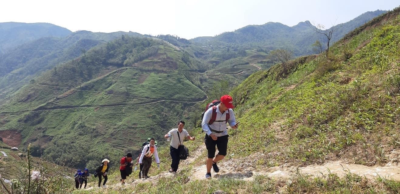 Khách du lịch tham gia tour leo núi.