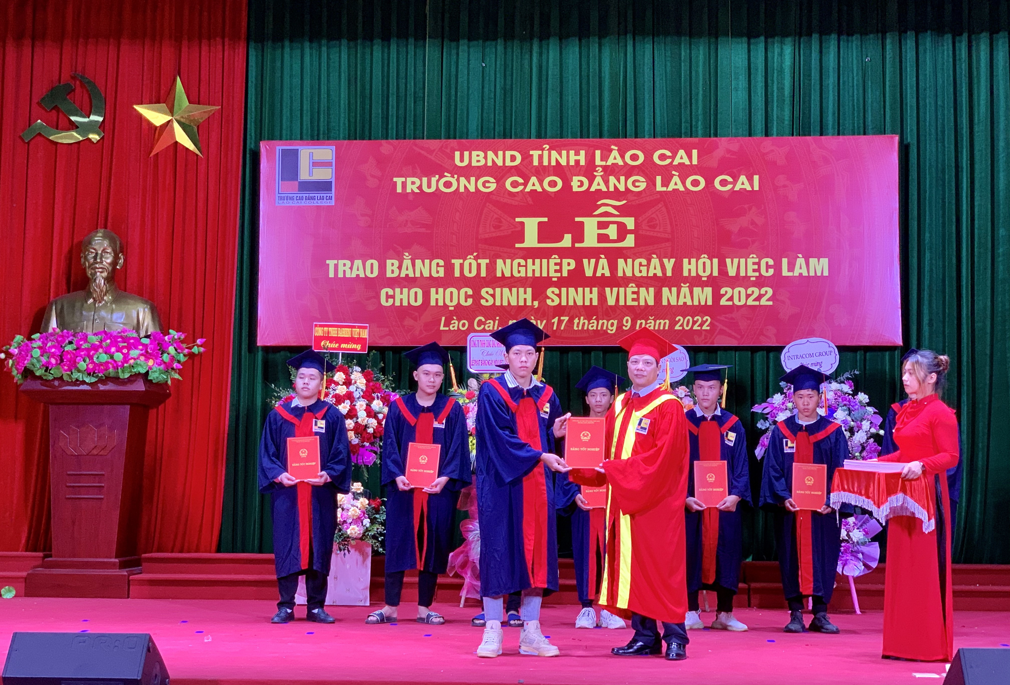 Trường Cao đẳng Lào Cai trao bằng tốt nghiệp cho gần 600 học sinh, sinh viên ảnh 3