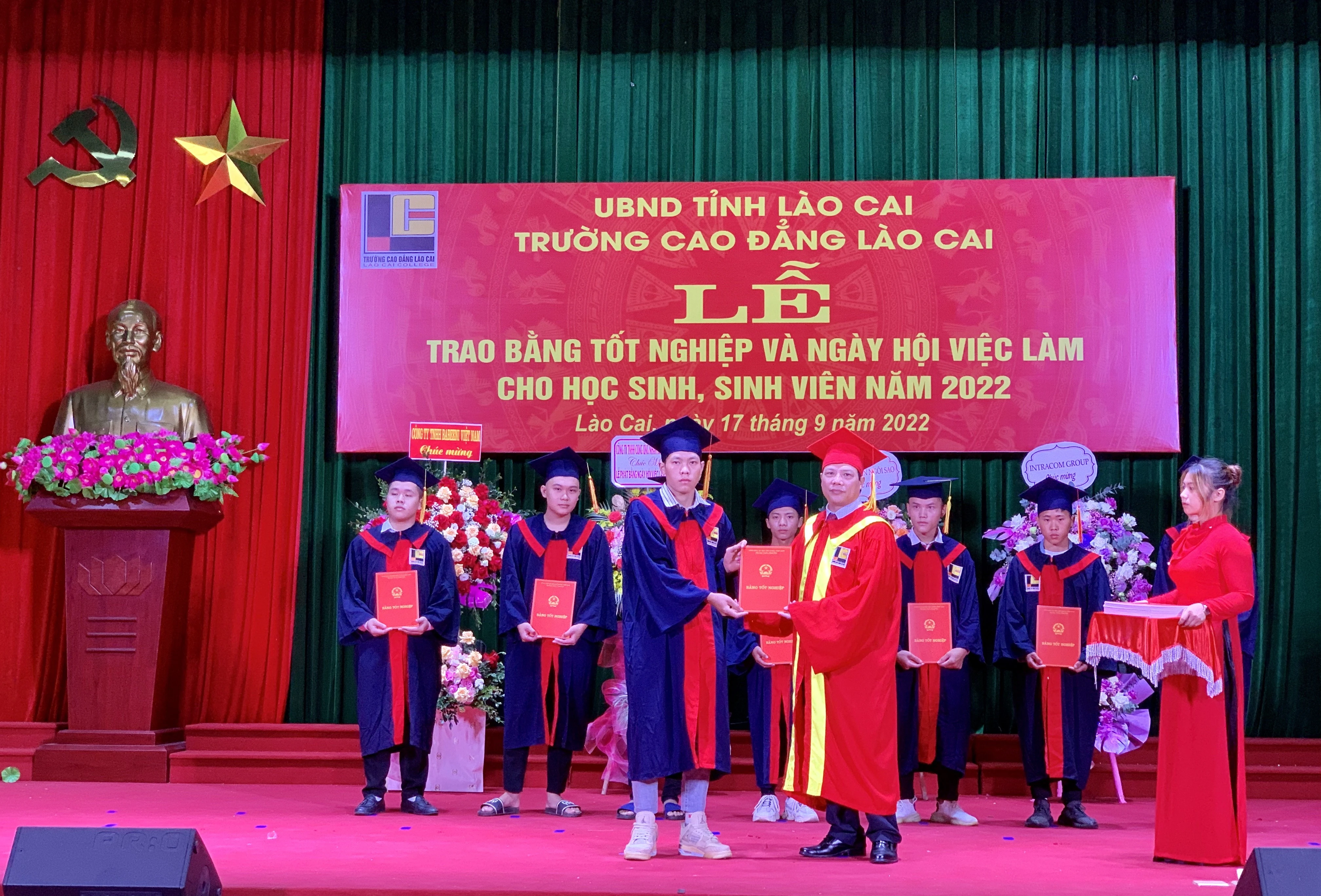 Trường Cao đẳng Lào Cai trao bằng tốt nghiệp cho gần 600 học sinh, sinh viên ảnh 3 Trường Cao đẳng Lào Cai trao bằng tốt nghiệp cho gần 600 học sinh, sinh viên ảnh 3