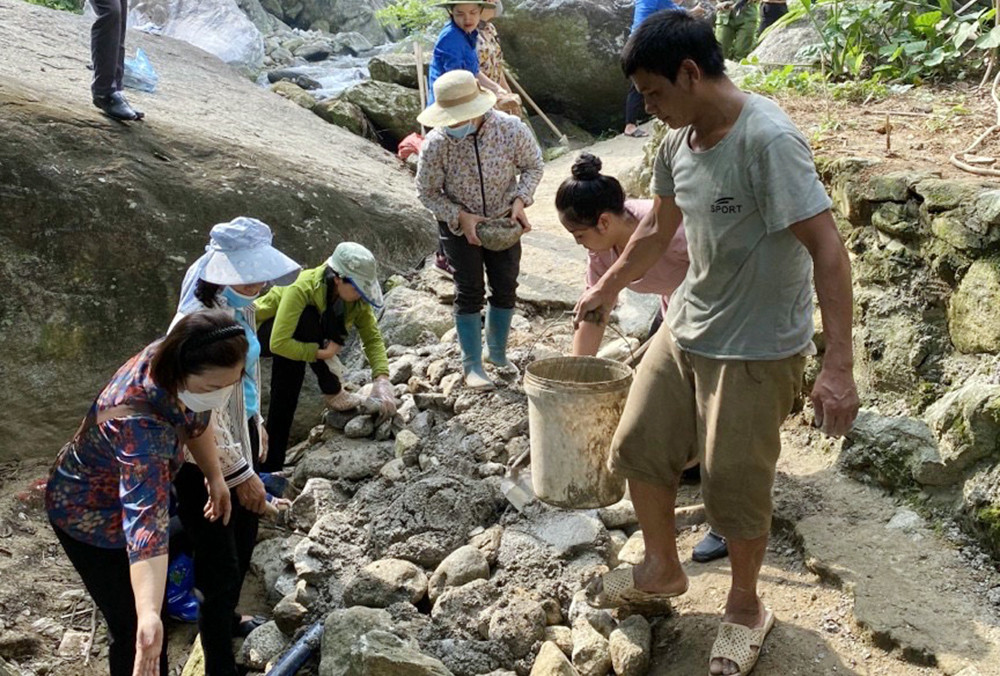 Giúp người dân khắc phục đường dân sinh bị ảnh hưởng bởi mưa lũ.