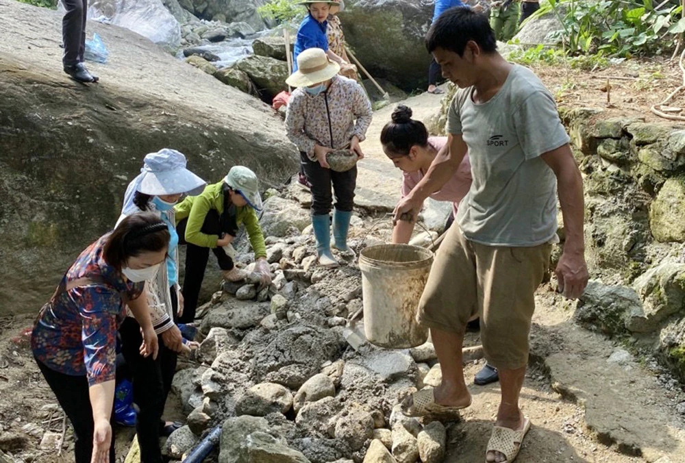 Giúp người dân khắc phục đường dân sinh bị ảnh hưởng bởi mưa lũ.