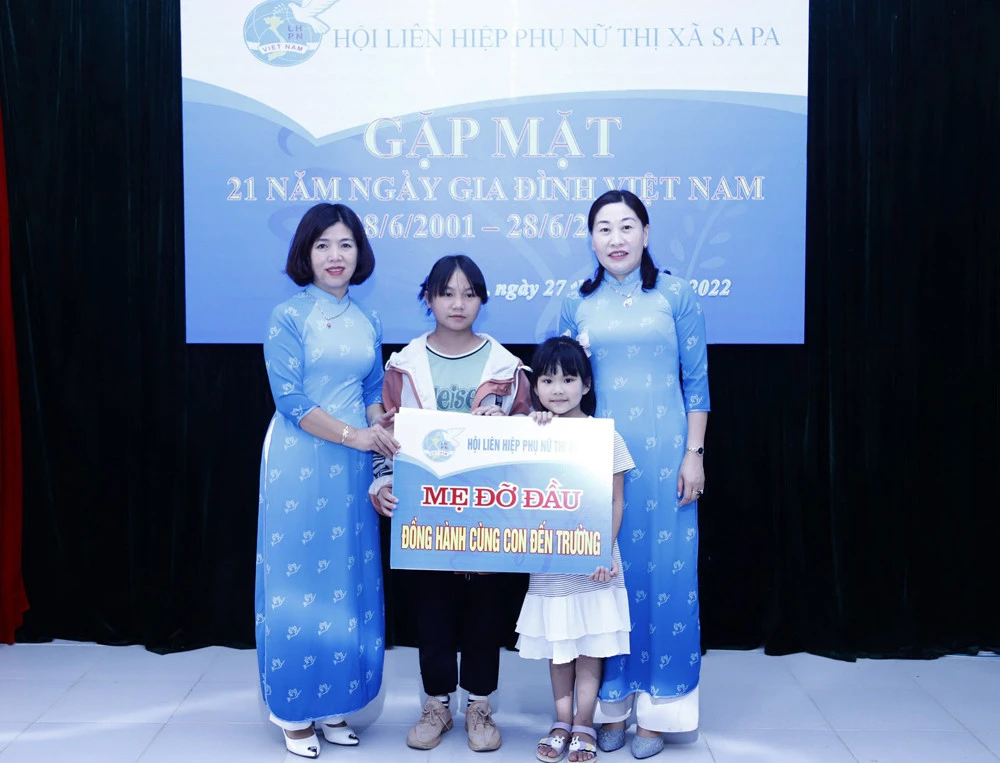 Trao quà học sinh nghèo vượt khó.