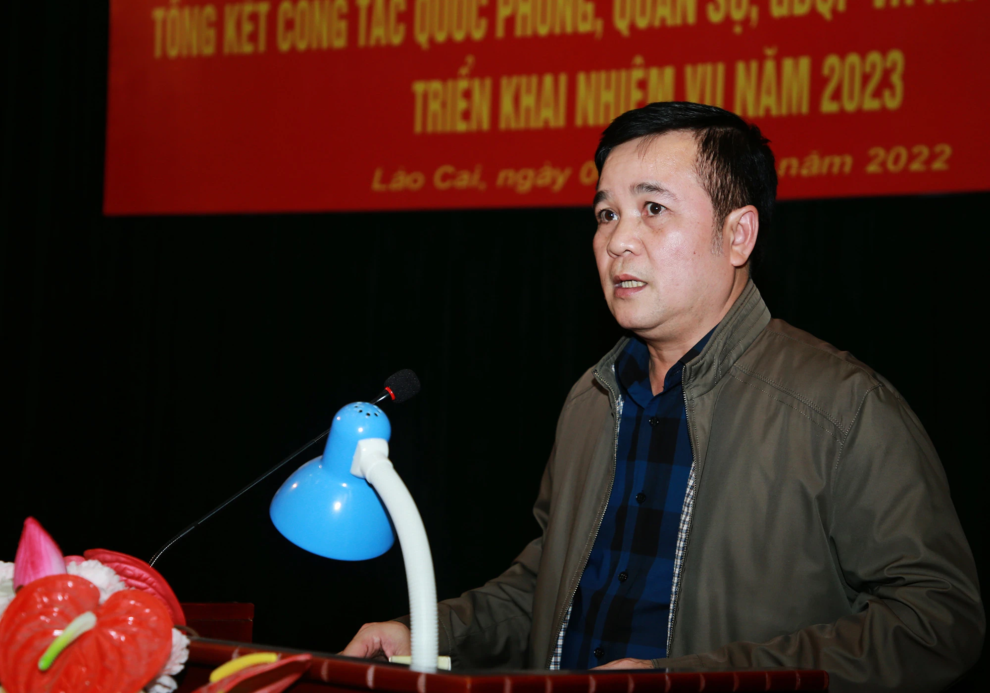 Lãnh đạo huyện Bảo Thắng tham luận tại hội nghị.