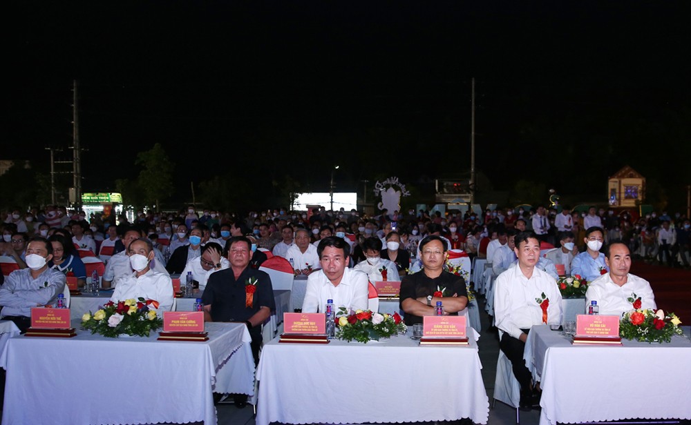 Các đại biểu dự buổi lễ. Các đại biểu dự buổi lễ.