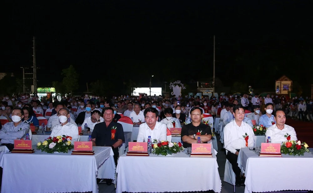 Các đại biểu dự buổi lễ.